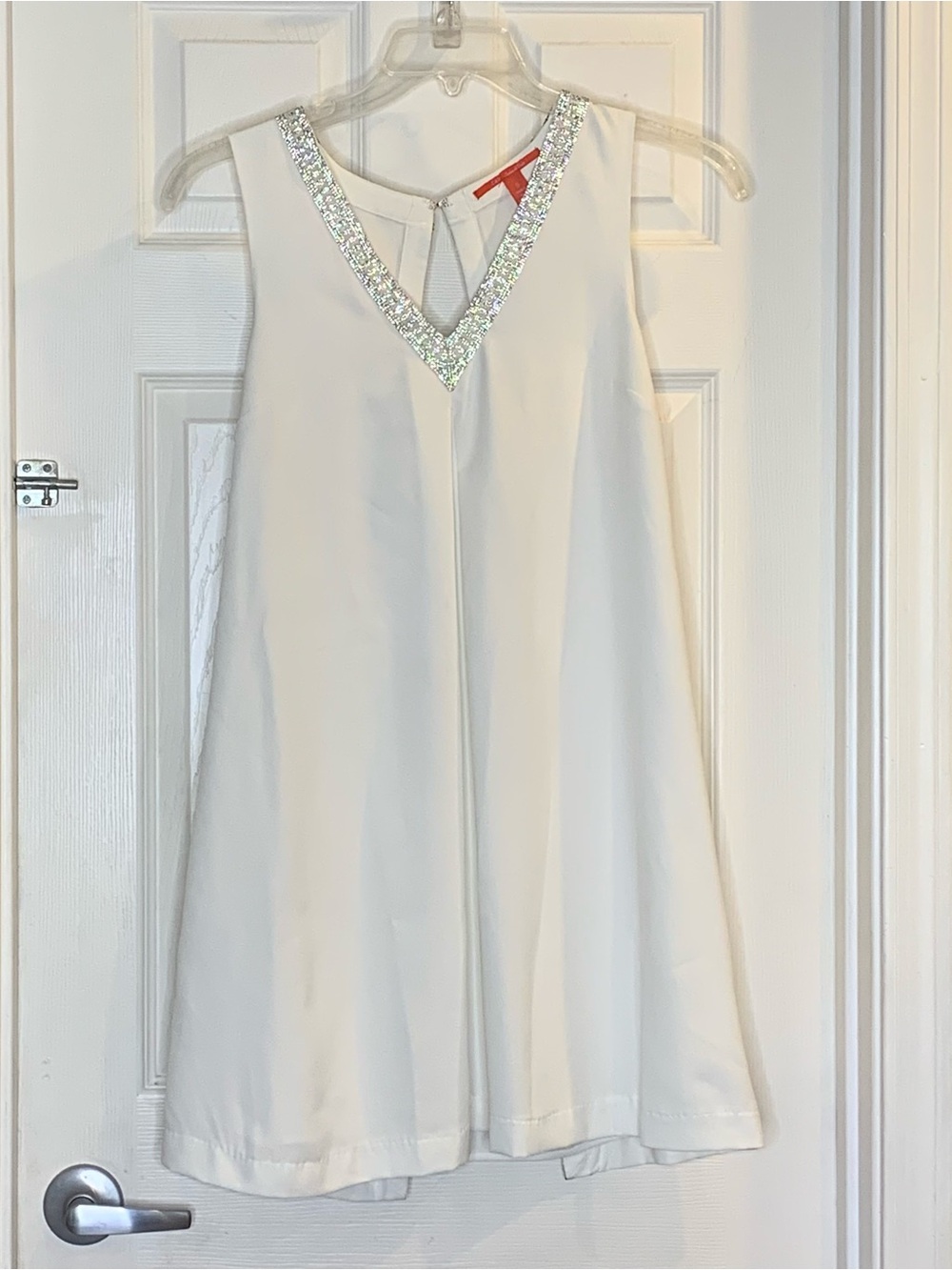 Chelsea & Violet White Sleeveless Shift Dress V Neck Silver Accent Size Small